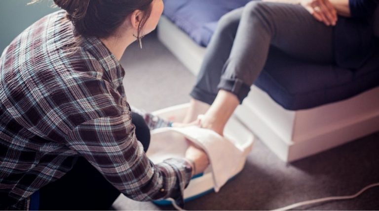 10 Best Reflexology Courses & Training Classes 2025 [Updated]