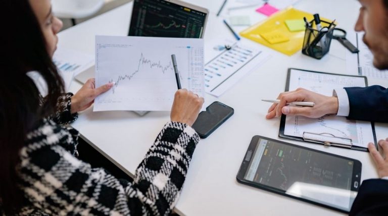 Who is a Marketing Analyst? Key Responsibilities, Skills & Salary 2023