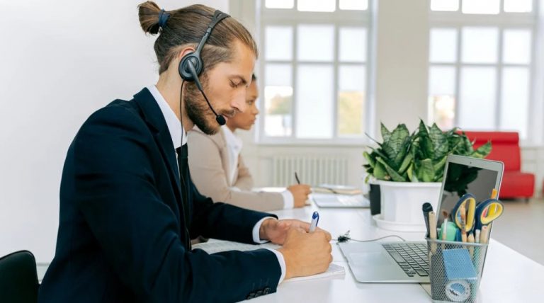 Who is an IT Support Specialist? Key Responsibilities, Skills & Salary 2023