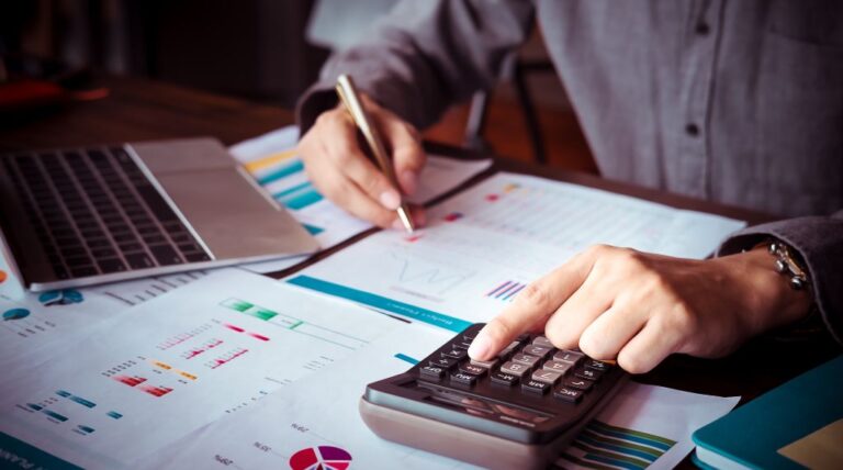 7 Best Credit Analyst Courses & Classes 2025